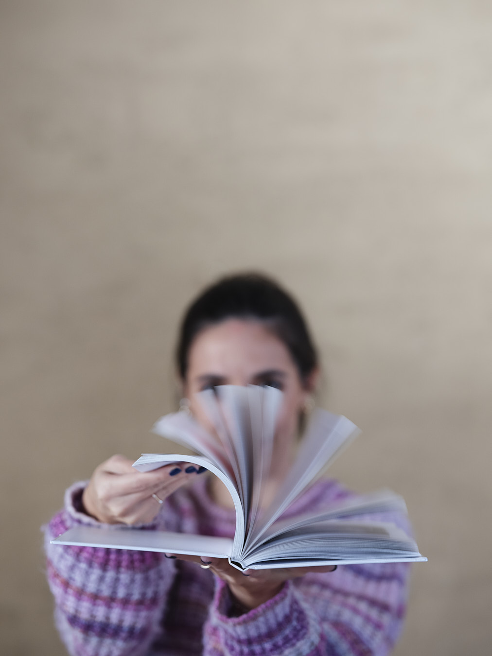 Frau, in Buch blätternd